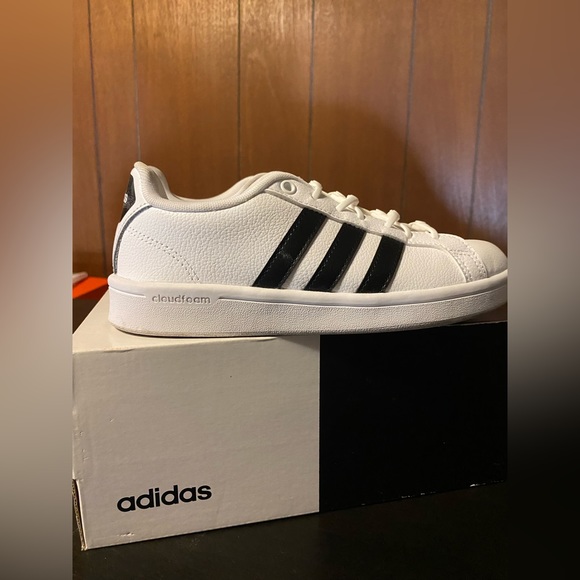 ADIDAS WHITE TENNIS SHOES. Size 5B - Picture 5 of 7